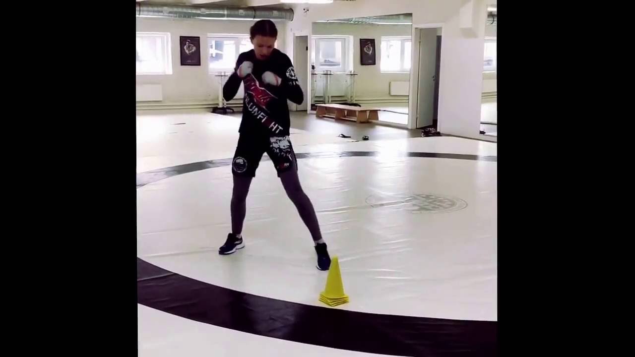 Работа на резине и постановка кулака при ударе.