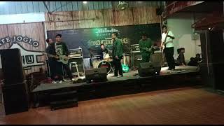 Download Lagu denny binban and liliput cover song by plastik seperti MP3