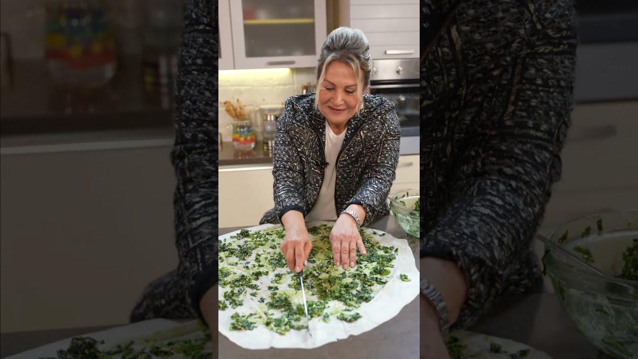 En Pratiğinden Ispanaklı Börek Tarifi! | Zelinisa 🥬😋#shorts En Pratiğinden Ispanaklı Börek Tarifi! | Zelinisa 🥬😋#shorts