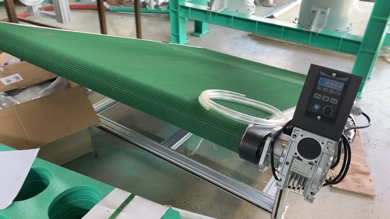Ramp conveyor belt for EPS shape molding machine