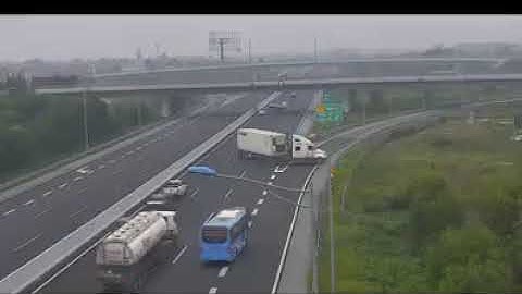 Xe container liều lĩnh quay đầu trên cao tốc Hà Nội - Hải Phòng, dân mạng phẫn nộ