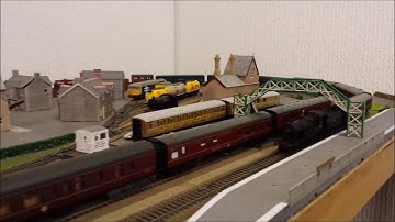 Mainline 937515 4-4-0 Class 2P No. 40568 with 3 coaches M55051