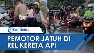 Detik-Detik Pengendara Motor Tergelincir Saat Lewati Perlintasan Kereta Api