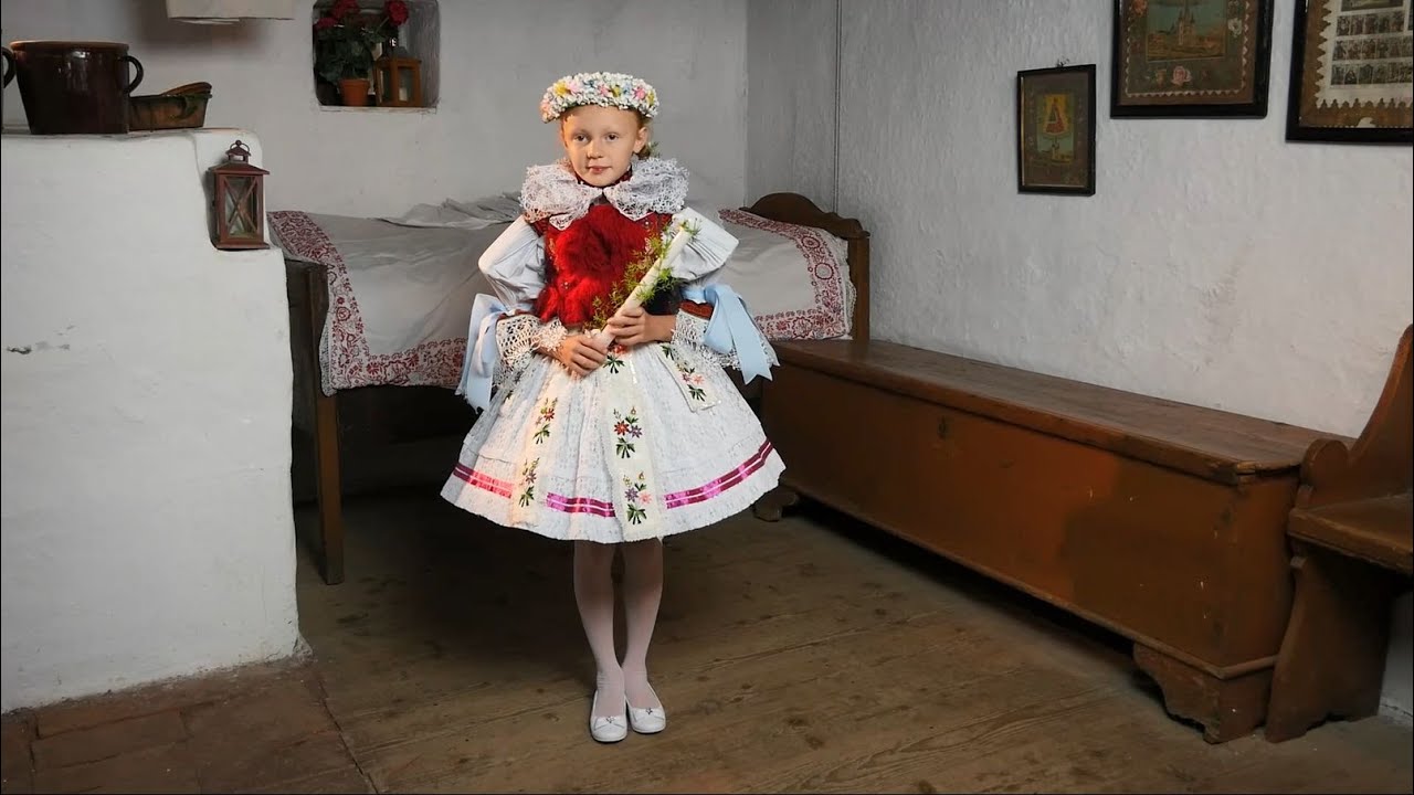 Oblékání děvčátka k prvnímu svatému přijímání
