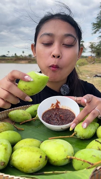 eating-mango-with-shrimp-paste-epiceating-cookingrecipes-mukbang