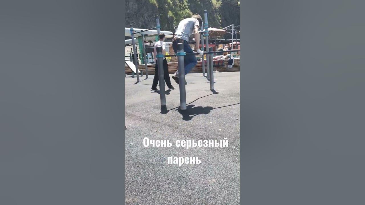 очень серьезный мужик на брусьях - YouTube