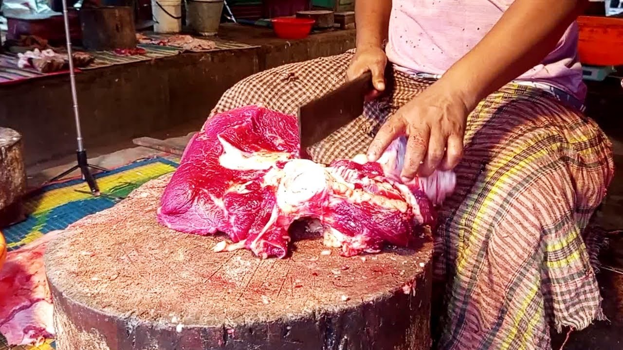 The first morning meat market, Fastest beef cutting by expert butcher, How to cutting cow meat. 