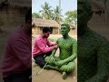 पत्तों से बना ज़िंदा इंसान? देखकर हैरान रह जाओगे!😱#shorts #youtubeshorts #viralshorts #leafart