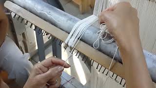 Setting up heddles with a geared heddle bar for carpet looms