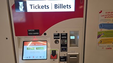 OC Transpo fare machine demonstration at Parliament Station on the O-Train 🎫