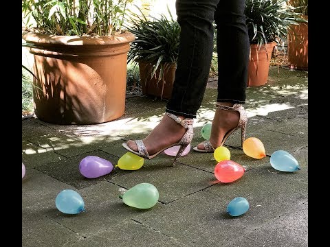 Crushing water balloons, Wasserbomben zertreten, Wasserballons mit High Heels