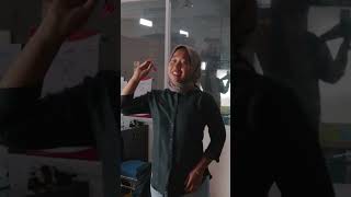 PART2 Mahasiswa vs Pelajar main dart board game |YANG KALAH CATWALK PAKE KACAMATAR RENANG DAN SARUNG screenshot 5