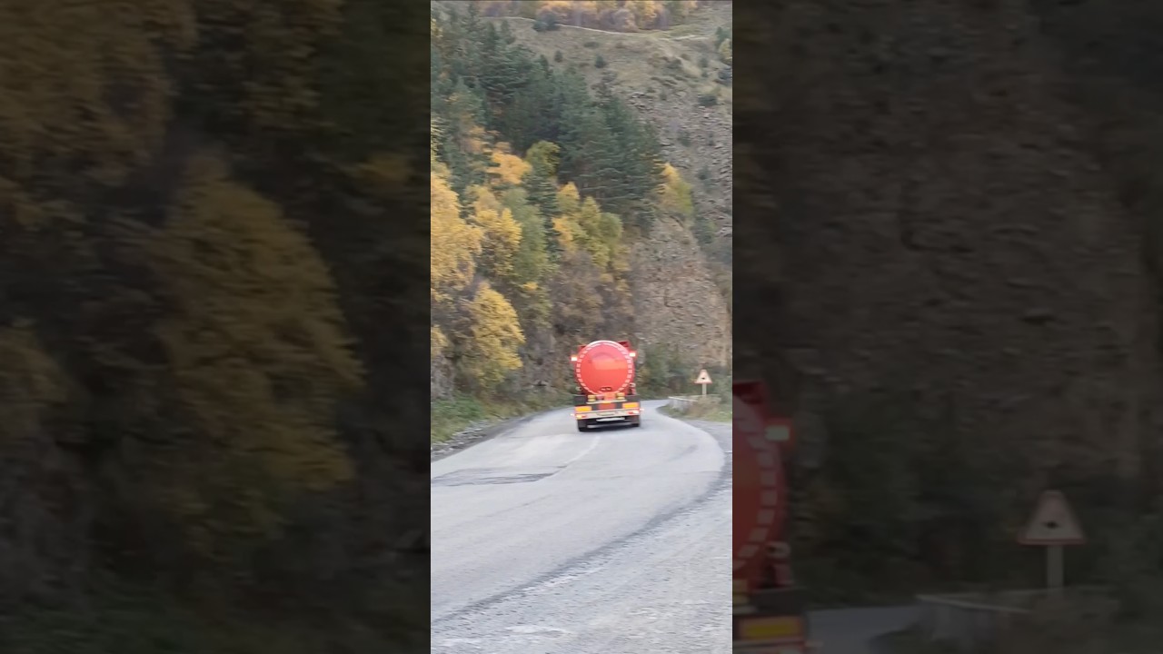 Дорога Верхний Ларс-Казбеги.  Перед границей. Дорога пустынна, есть надежда что очереди не будет.