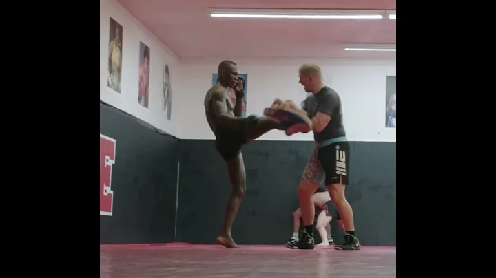 Israel Adesanya's pad work for Marvin Vettori Full HD