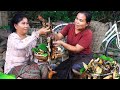 A woman finding eels in water meeting pailin lifestyle eating eels with her  survival skills e14