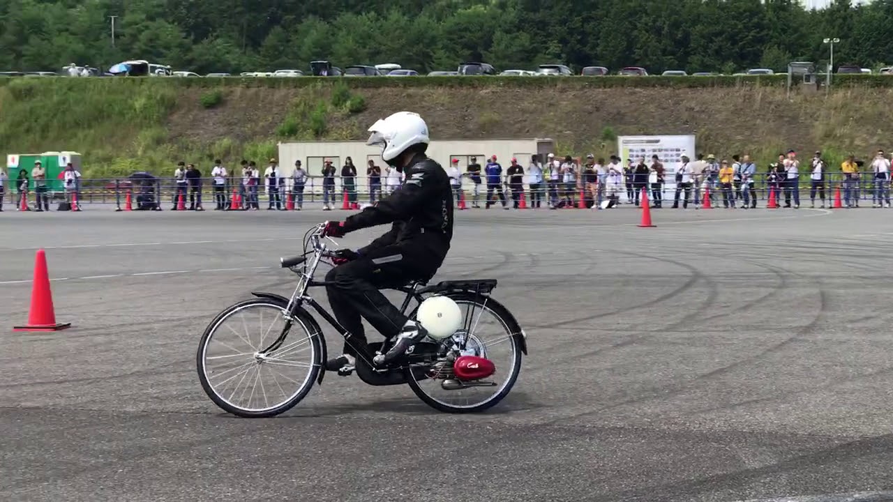 歴代ホンダ車がツインリンクもてぎで走った。「ホンダコレクション 