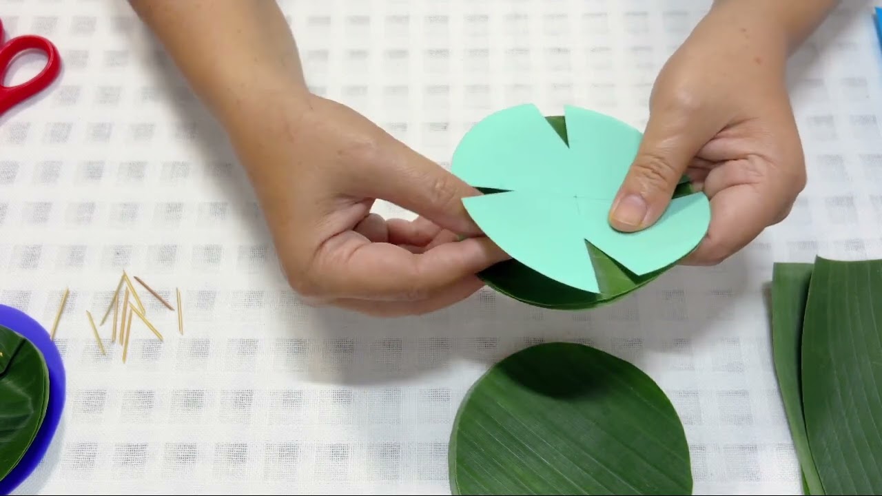 การทำใบตองห่อขนม โดย ครูจีรภา ทองภูเบศร์