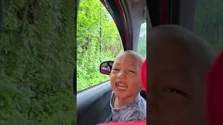 Rakaa Nengok Ke Luar