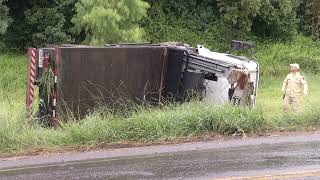 Caminhão tomba na PR-280 na manhã de sábado...