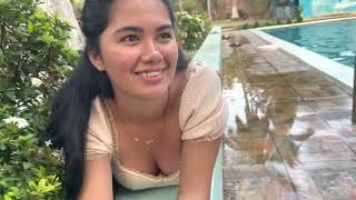 Jasmin Aragón Encantada De Estar En Este Bonito Lugar - Viendo A Nereida Y Patricia En La Piscinas