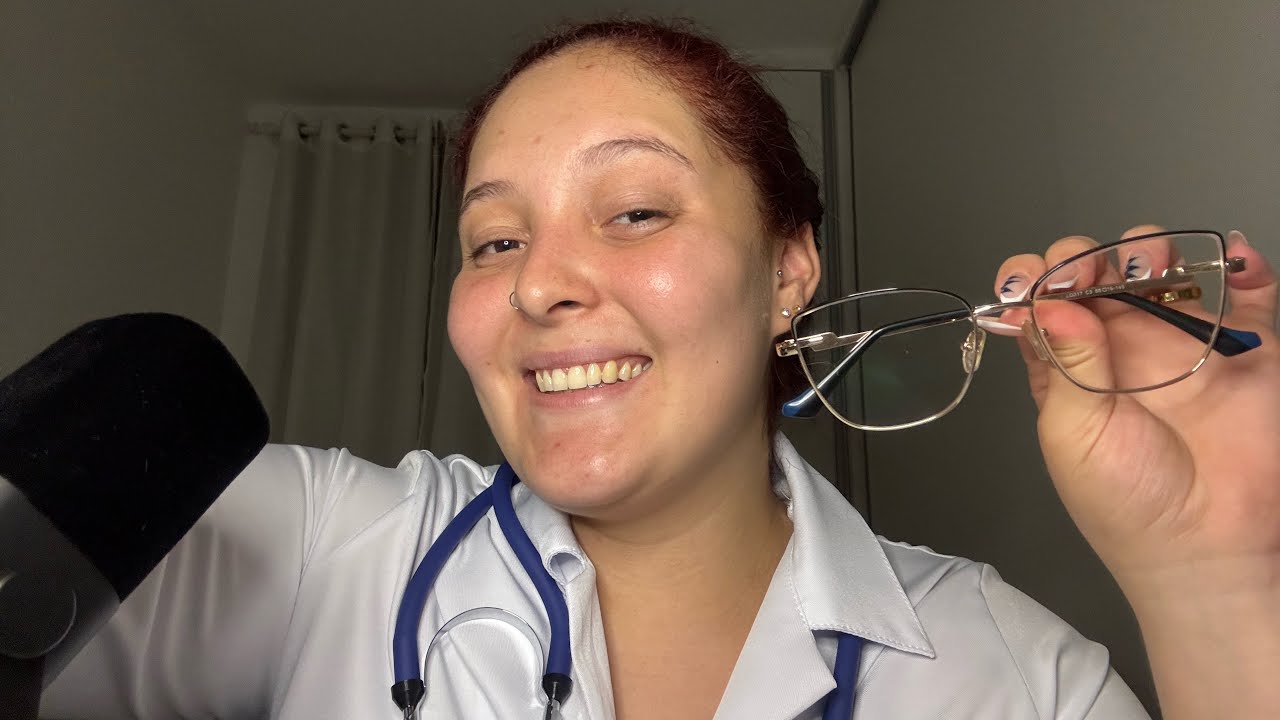 ASMR ROLEPLAY | médica sem paciência consultando você - MUITOS sussurros para você relaxar