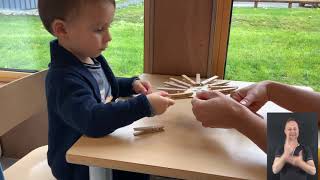 Jouez aux pinces à linge pour développer la motricité fine