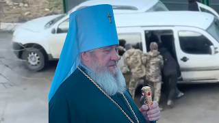 Они выволокли из машины митрополита и священников и начали избивать Божьих людей