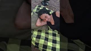 vovó dormindo fora de casa 🤣 #coemedia #shortsviral #vovónamídia #seinscreve #risada #like