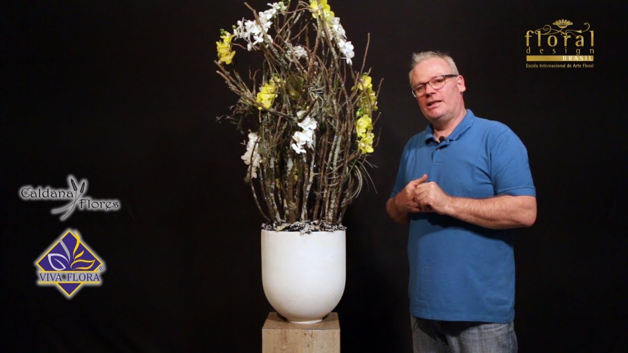 Arranjo de flores com mini phalaenopsis em estrutura de galhas secos de crotons do jardim