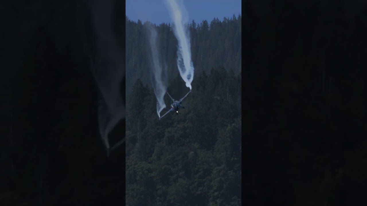 F-16's Daring Mountain Edge Descent with Half Barrel Roll & Wingtip Smoke | 