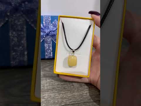 Кулон талісман з натуральним каменем Сонячний цитрин природної форми в подарунковій коробочці, видео 3