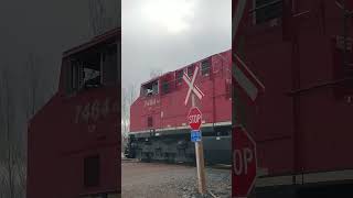 Nice engineer on CPKC 7464 east #railfanning