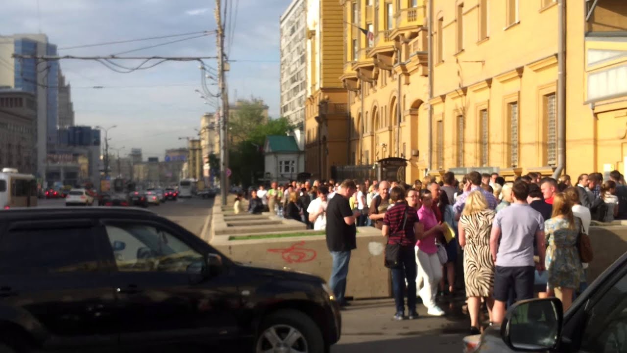Две порно звезды смачно трахаются с парнем
