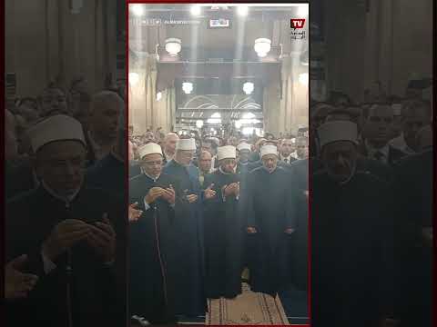 علماء الأزهر يود عون الدكتور أحمد عمر هاشم بالدعاء في مشهد مهيب