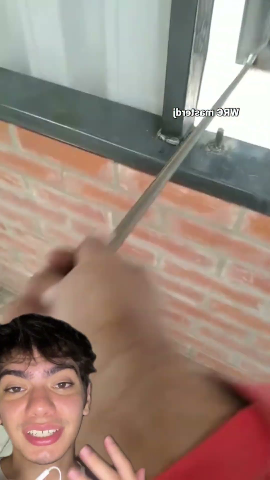 ?️✨ Janela prática e discreta feita com metal e telhas. Simples, funcional e genial!