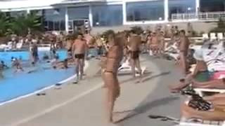 пьяная девка отжигает на отдыхе пьяная девка отжигает на отдыхе