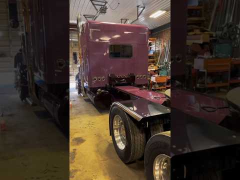 @InterstateMadeMe  #workingclass #chickenlights #chrome #peterbilt #379 #detroit #18speed