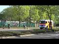Feuerwehr entfernt Kraftstoff vor Bertolt-Brecht-Gesamtschule in Bonn am 14.04.26