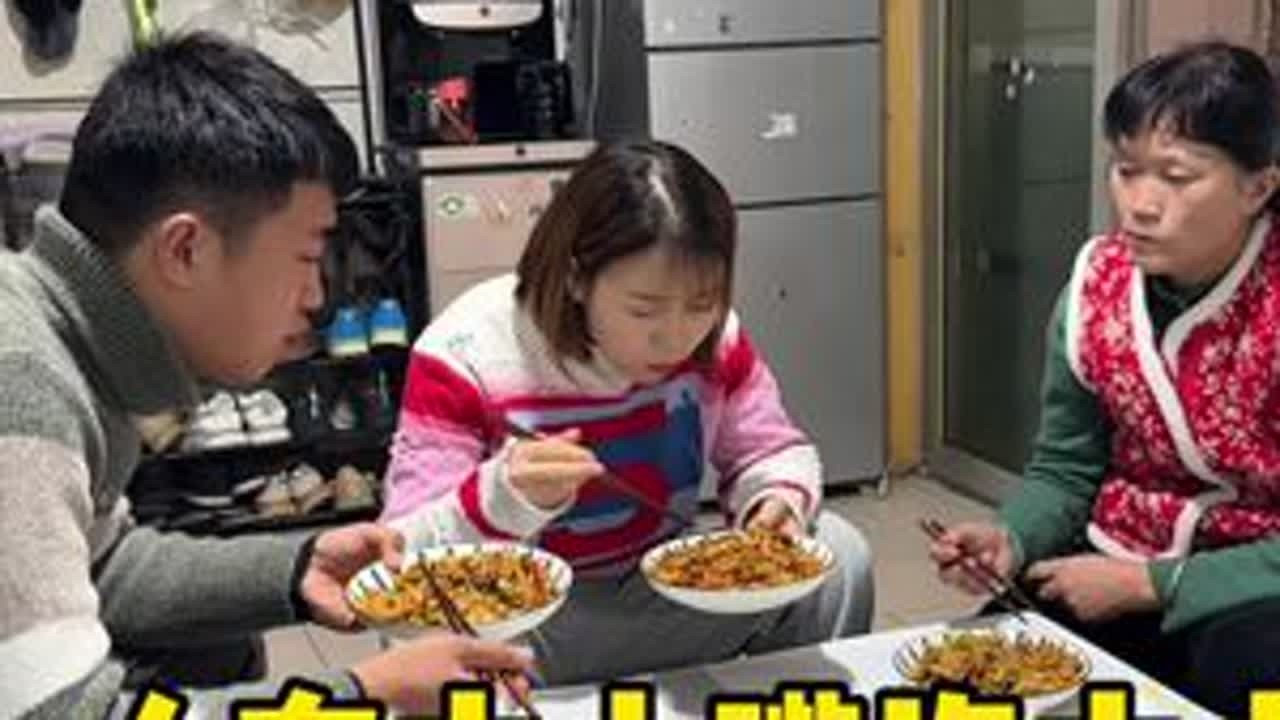 #婆媳日常 婆婆偷吃孙子的零食被媳妇发现，婆婆竟然说说人有大小，嘴没大小，难道是媳妇说错了吗？#你们也有这样的婆婆吗 #婆婆媳妇那些事