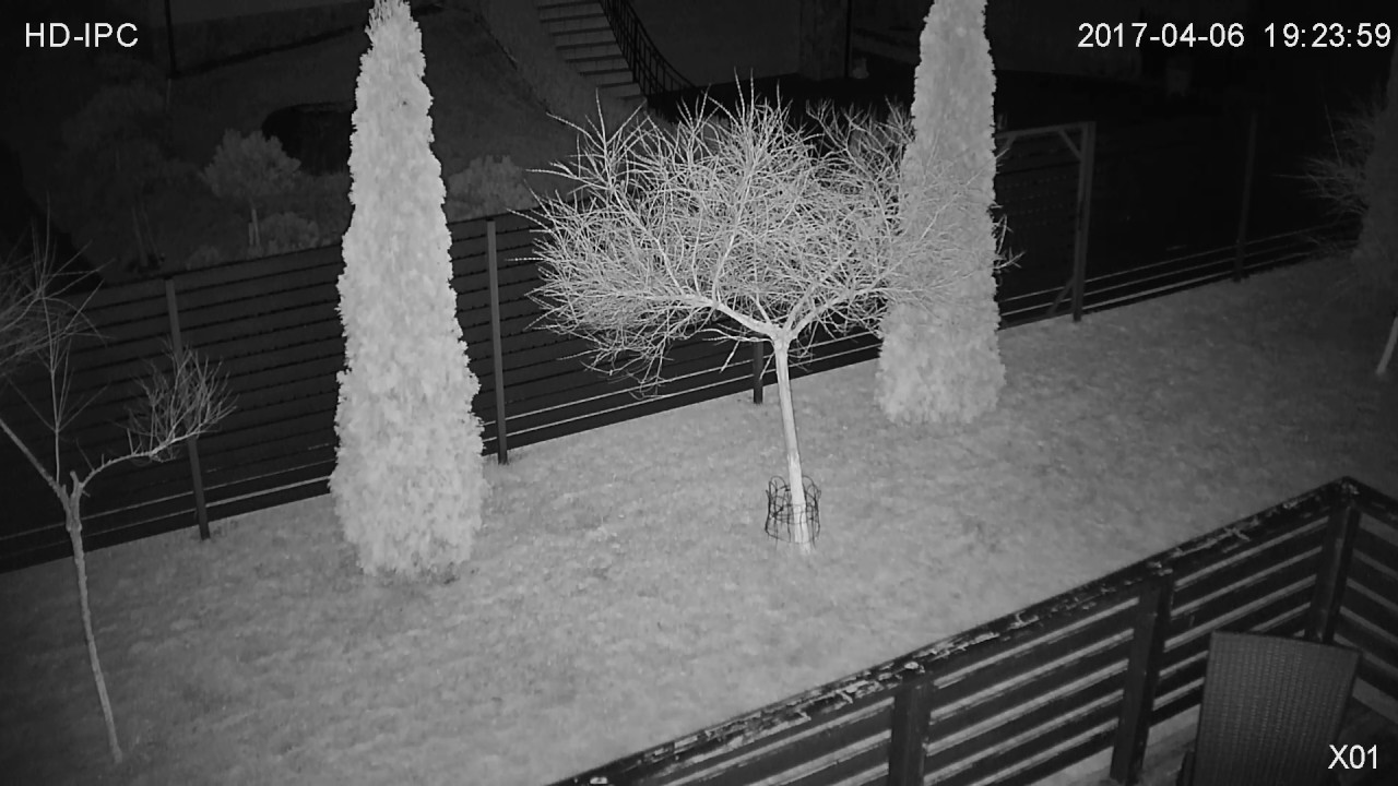 Naktis. Užmiestis. Valdoma IP stebėjimo kamera Longse PT5A022S200, 1080p, 22X zoom,