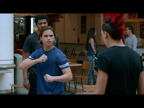 Pelea en el centro comercial | Cobra kai temporada 2