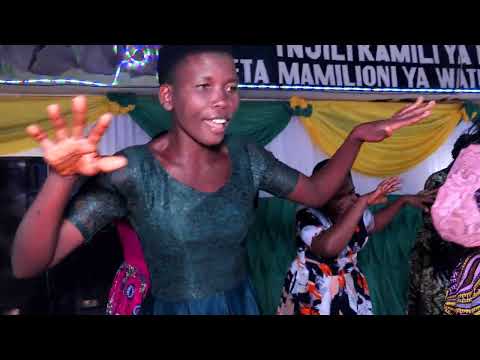 KAZALIWA NA TUSHANGILIE MKEMWEMA CHOIR PERFORMANCE LIVE IN CHURCH