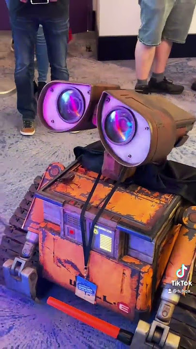 WALL-E sees his first Lightsaber