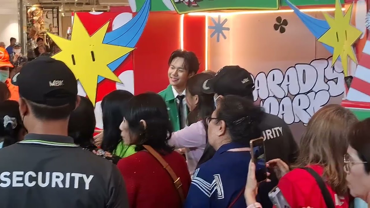 แม่ๆแฟนคลับถ่ายรูปกับน้องลีโอ อธิป | งาน CHRISTMAS GIFT MARKET@พาราไดซ์พาร์ค - 29.12.2567