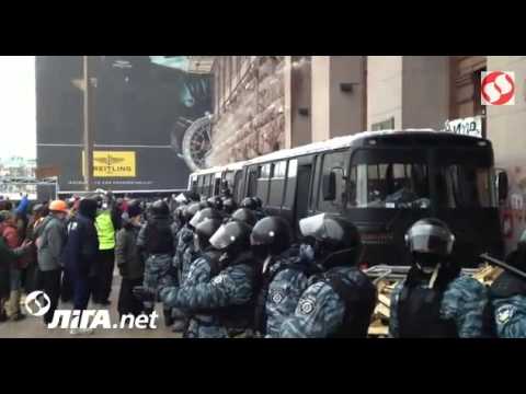 აქციის მონაწილეები ''ბერკუტის'' თავდასხმას იგერიებენ