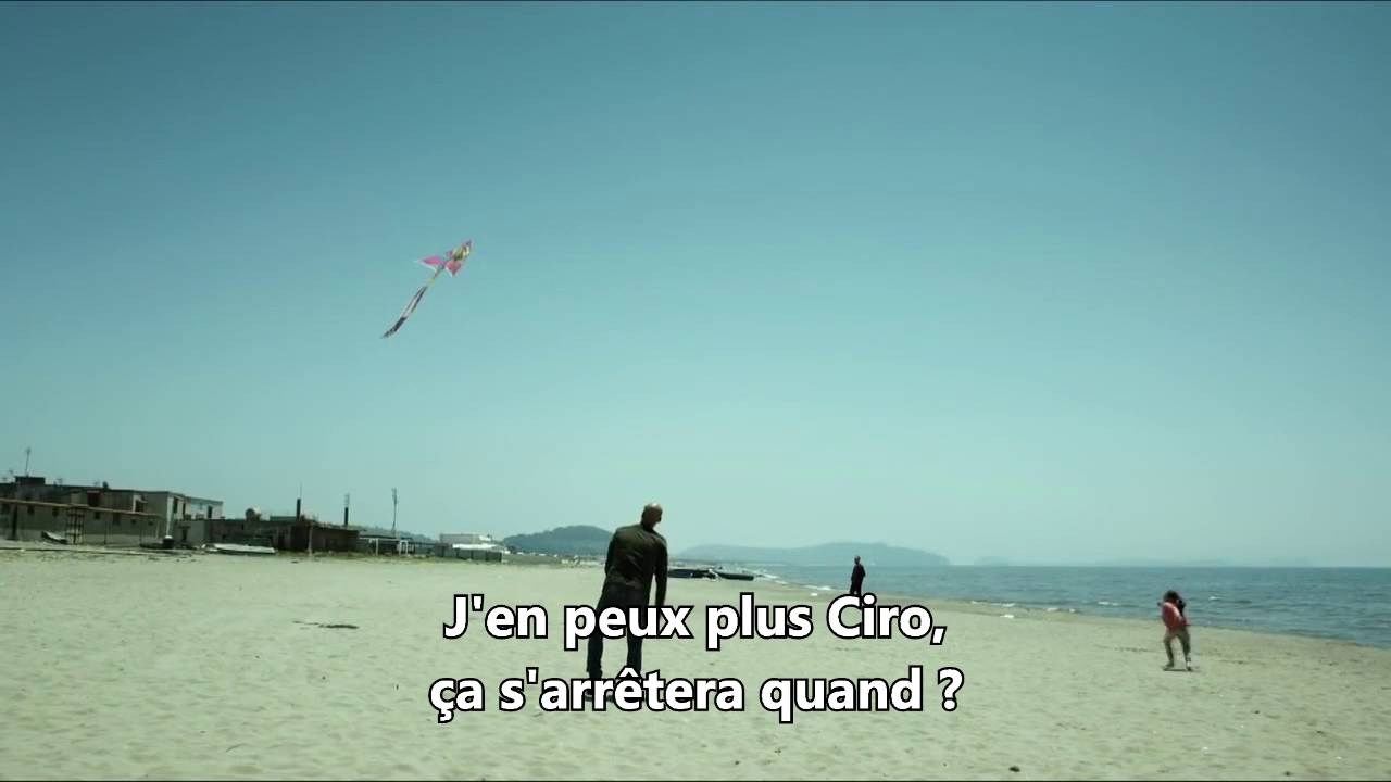 Gomorra - Une série italienne inspirée du célèbre livre de Roberto Saviano. Elle plonge au cœur de la Camorra, la mafia napolitaine, en suivant les luttes de pouvoir impitoyables entre les différents clans rivaux, notamment la famille Savastano. Un style ultra-réaliste (excellente série)...