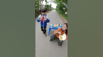 Cậu bé ăn trộm đồ ăn của chủ quán #shorts