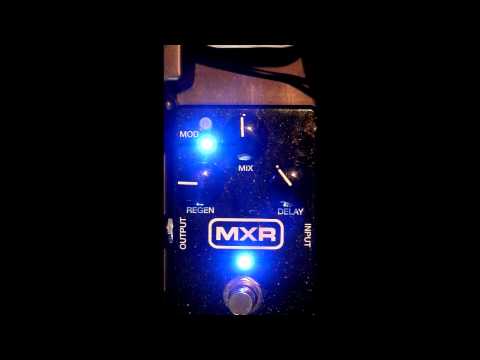 MXR Carbon Copy on Bass