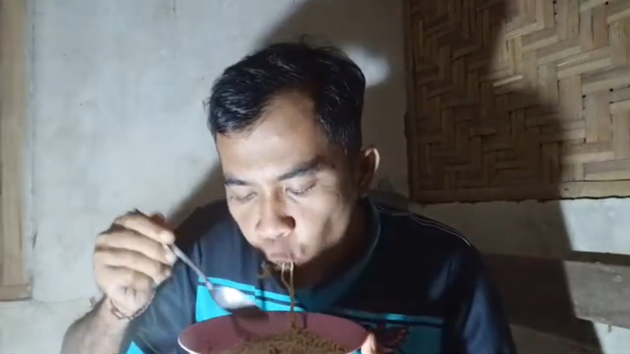 Sahur dengan menu sederhana,sing penting warek hidup di desa