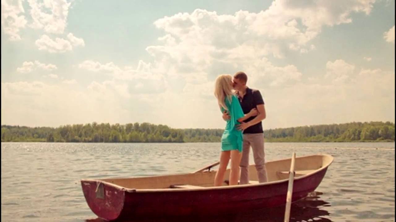 в лодке колыхался над волнами